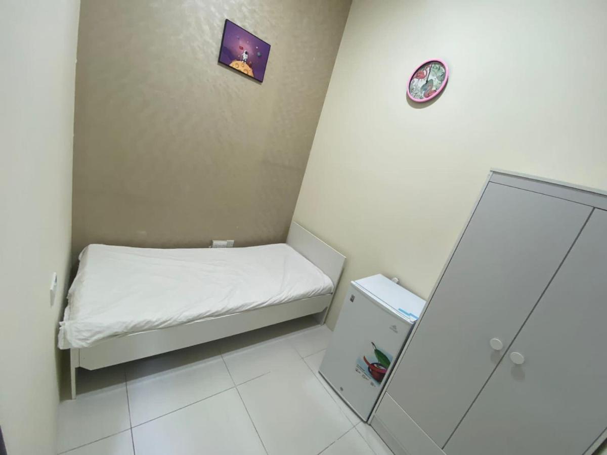Small Budget Rooms For 'Girls' Only In Dubai, Marina Екстериор снимка
