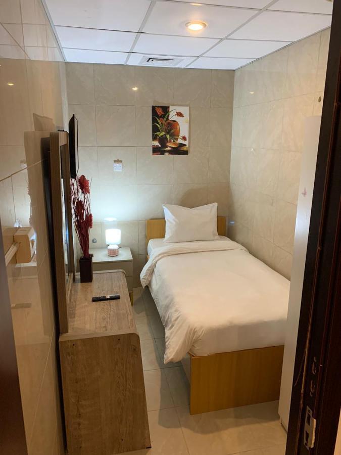 Small Budget Rooms For 'Girls' Only In Dubai, Marina Екстериор снимка