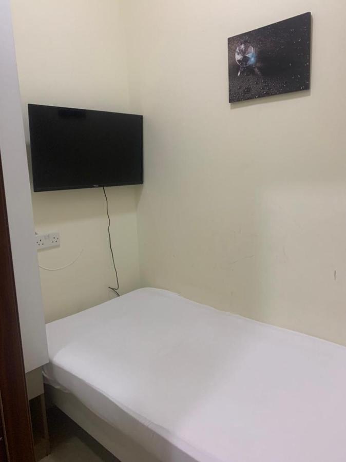 Small Budget Rooms For 'Girls' Only In Dubai, Marina Екстериор снимка