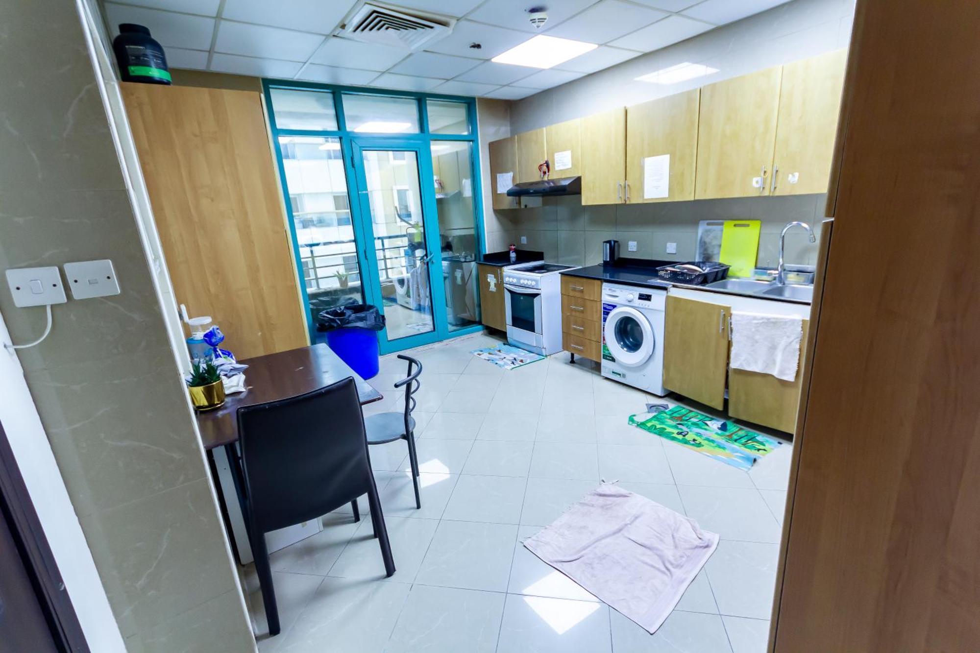 Small Budget Rooms For 'Girls' Only In Dubai, Marina Екстериор снимка