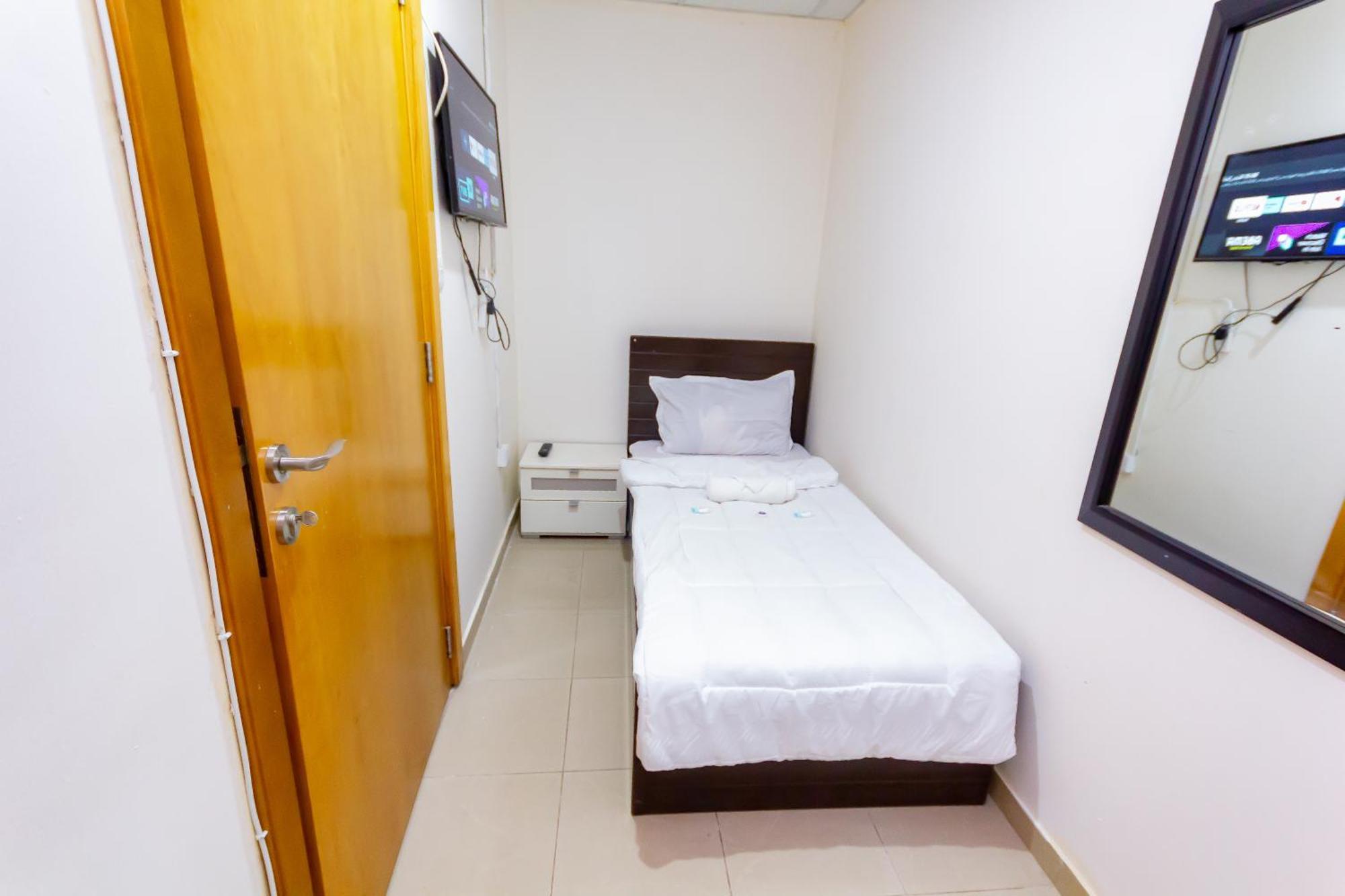 Small Budget Rooms For 'Girls' Only In Dubai, Marina Екстериор снимка