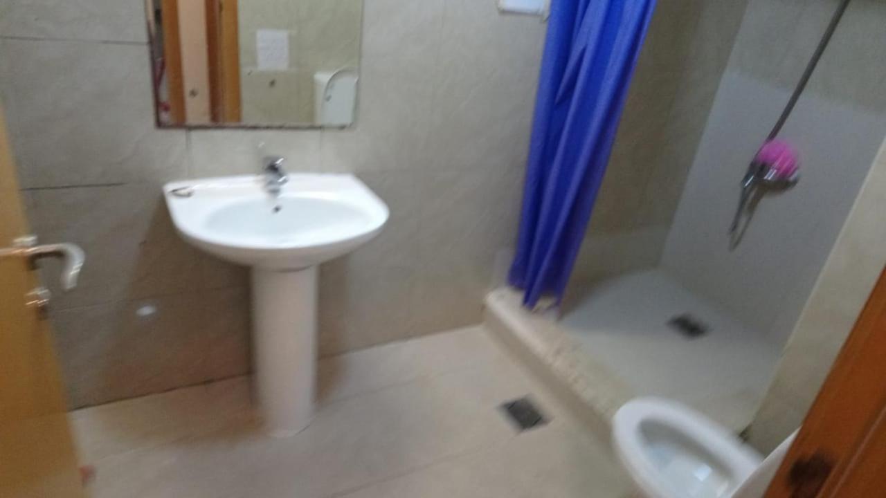 Small Budget Rooms For 'Girls' Only In Dubai, Marina Екстериор снимка