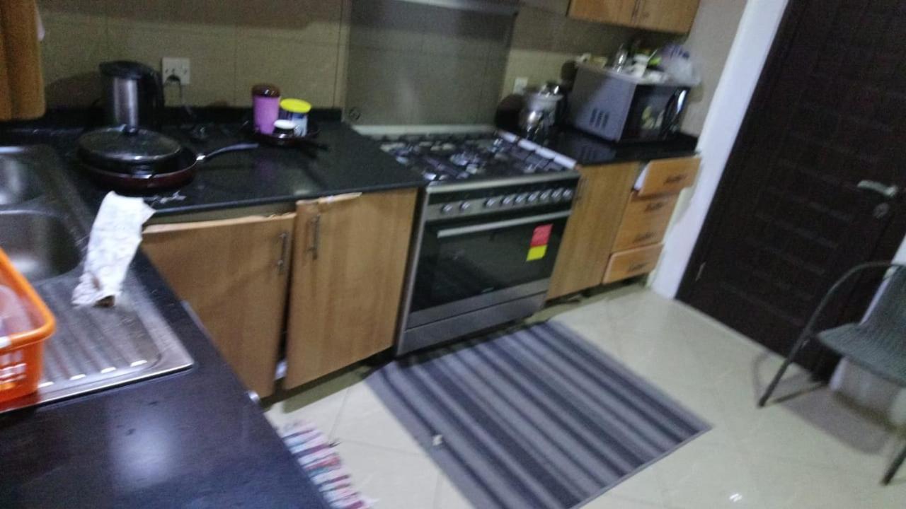 Small Budget Rooms For 'Girls' Only In Dubai, Marina Екстериор снимка