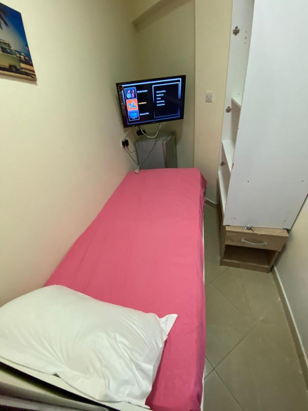Small Budget Rooms For 'Girls' Only In Dubai, Marina Екстериор снимка
