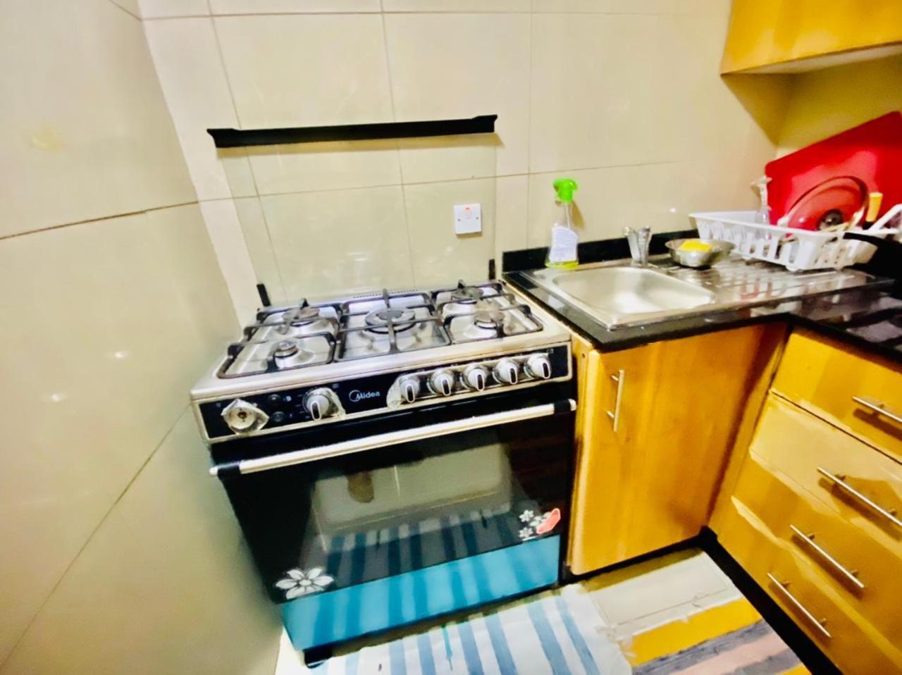 Small Budget Rooms For 'Girls' Only In Dubai, Marina Екстериор снимка